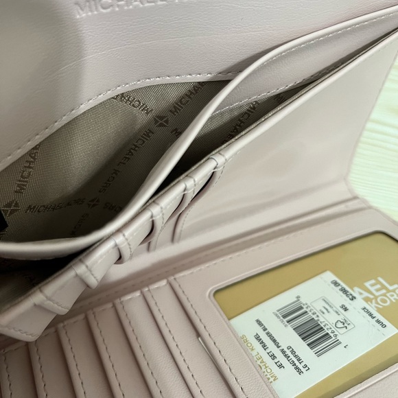 Michael Kors Quilted Powder Blush Trifold Wallet - Picture 6 of 6